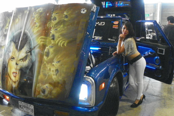 Cofre y chica